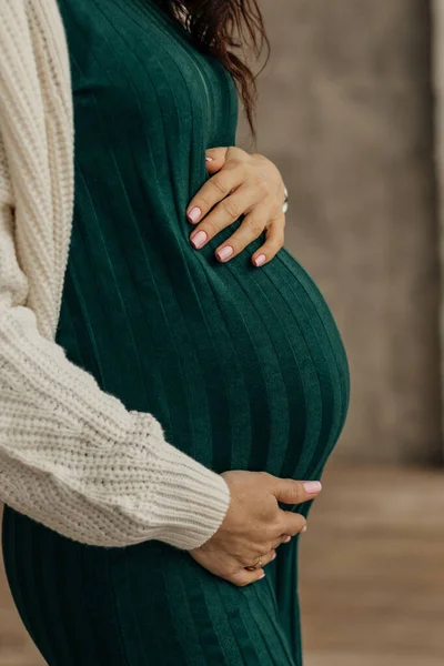 Mujer Sosteniendo Vientre Embarazada Vestido Verde — Foto de Stock