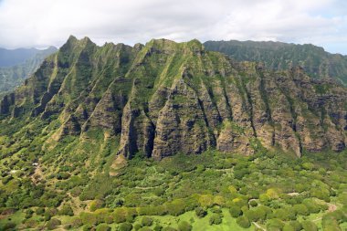 Kualoa Ranch dramatik kayalıklarla