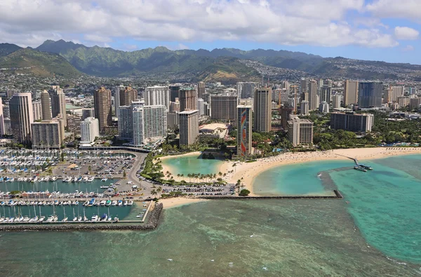 Marina och Kahanamoku Beach i Honolulu — Stockfoto