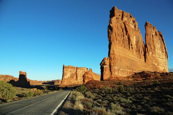 Driving through Arches NP at sunrise — Stock Photo, Image