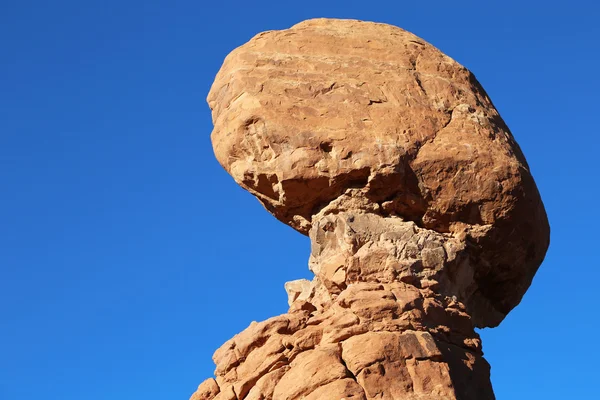 Roca equilibrada de cerca — Foto de Stock