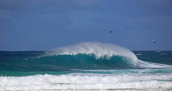 Parasailing sobre ondas — Fotografia de Stock