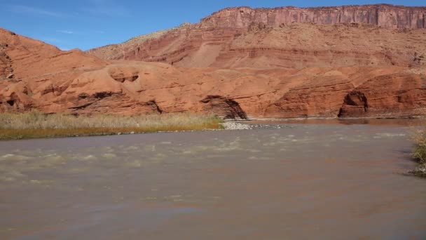 Murallas rojas en el río Colorado — Vídeos de Stock