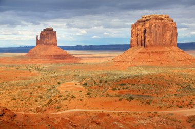 Doğu Mitten Butte ve Merrick Butte
