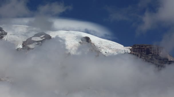 移动在雷尼尔山的云 — 图库视频影像