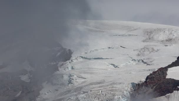 Pilvet kattavat Mount Rainier huippukokouksen — kuvapankkivideo
