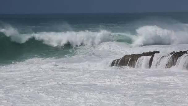 Волны бьются о скалу — стоковое видео