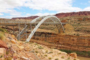 Köprü Glen Canyon kayalıklarla bağlayan