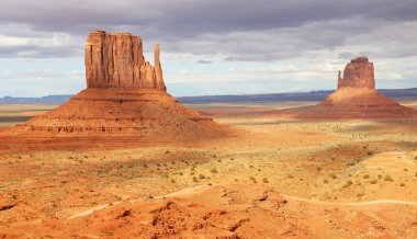 Bulutlar altında mitten Buttes