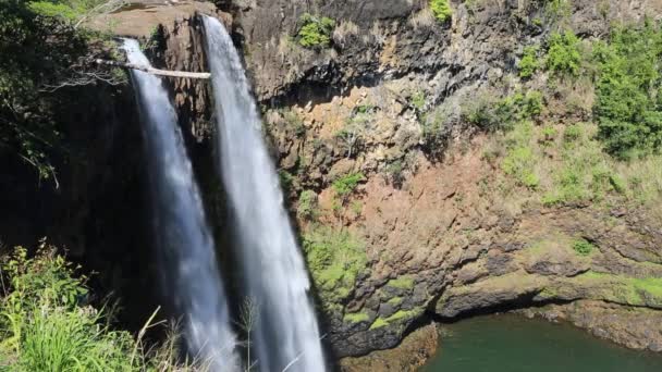 Klipporna på Wailua Falls — Stockvideo