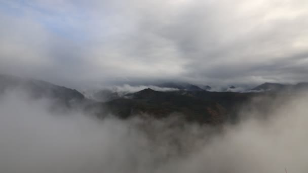 Chmury poruszające się w Kanion Waimea — Wideo stockowe