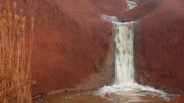 Bach und Wasserfälle modellieren Sandsteinboden — Stockvideo