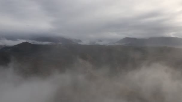 Niebla moviéndose en el cañón de Waimea — Vídeos de Stock