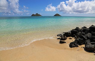 Lanikai Sahili 'nde siyah kayalar, Oahu, Hawaii