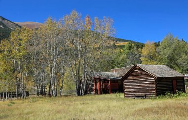 Twin Lakes 'teki eski kulübe - Rocky Dağları' ndaki İkiz Göller, Colorado