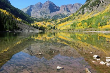 Kestane Çanları ve Göl - Rocky Dağları, Colorado