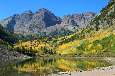 Maroon Bells ve Maroon Lake ile manzara - Rocky Dağları, Colorado