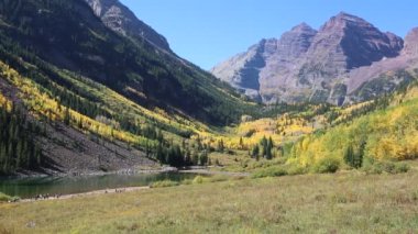 Colorado, Maroon Bells manzaralı çayırda.