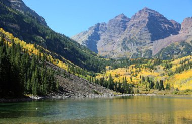 Piramit Tepesi ve Maroon Bells 'in yamacı Rocky Dağları, Colorado