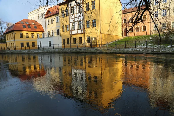 Nehirdeki eski sarı apartman - Değirmen Adası, Bydgoszcz, Polonya