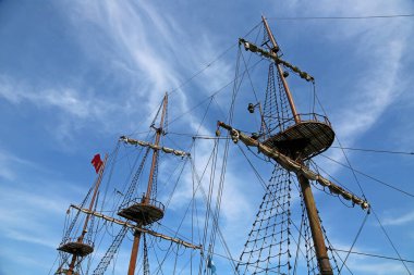 Mavi gökyüzünde gemi direkleri - Gdansk, Polonya