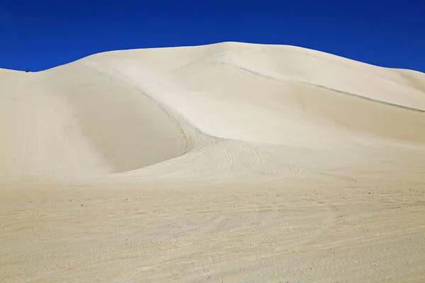 Duna Areia Céu Azul Área Recreação Montanha Areia Nevada — Fotografia de Stock