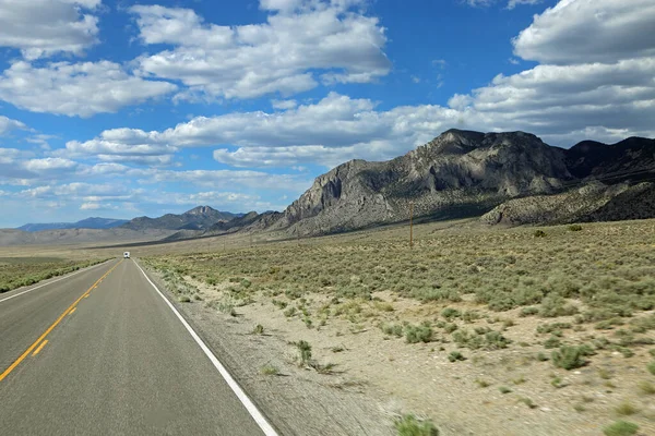 道路とエガン山脈 ネバダ州東部 — ストック写真