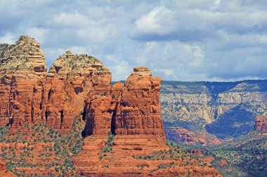 kahve pot kaya bulutlu gökyüzü altında