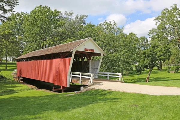 Ponte Cutler-Donahoe no Parque da Cidade de Winterset — Fotografia de Stock