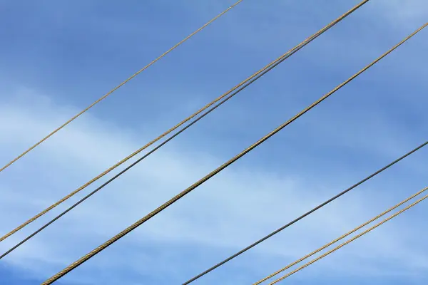 Die Seile am blauen Himmel — Stockfoto