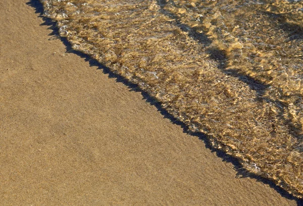 Vagues sur la plage gros plan — Photo