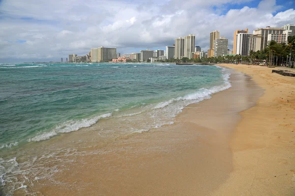 Día nublado en la playa de Waikiki — Foto de Stock