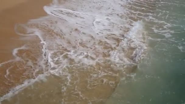 Les vagues de l'océan sur la plage orange gros plan 