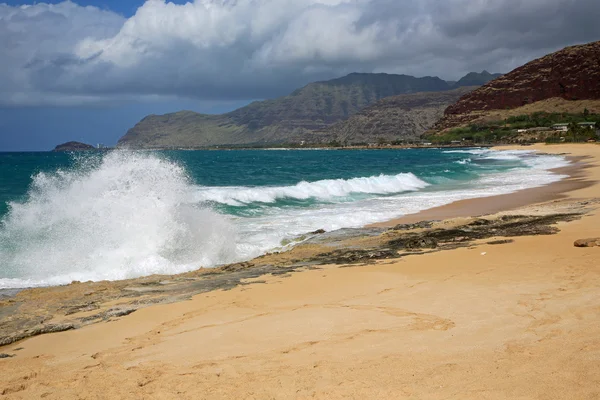 Ondas esmagando Ma 'ili Beach — Fotografia de Stock