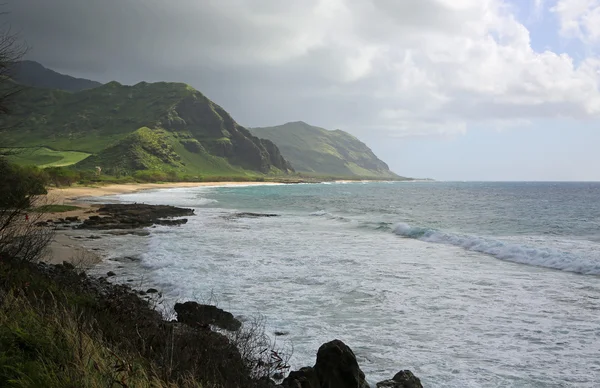 Under clouds in Ka'ena Point SP — Stock Photo, Image