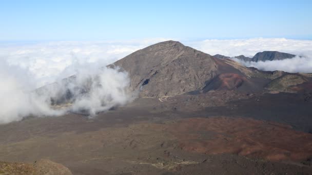 Molnen kommer till Haleakala Np — Stockvideo