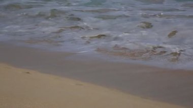 Sahilde dalgalar yakın çekim