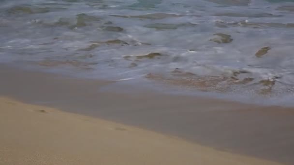 Wellen am Strand aus nächster Nähe — Stockvideo