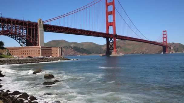 Surfistas sob Golden Gate Bridge — Vídeo de Stock