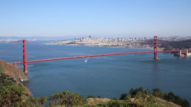 Tráfico en y debajo del puente Golden Gate — Vídeos de Stock