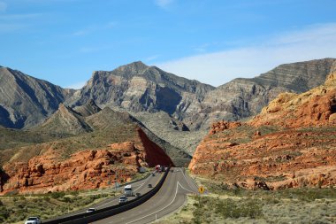 Siyah ve kırmızı kayalıklarla Virgin River Canyon