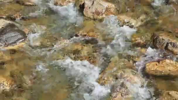 Βράχια και νερό — Αρχείο Βίντεο