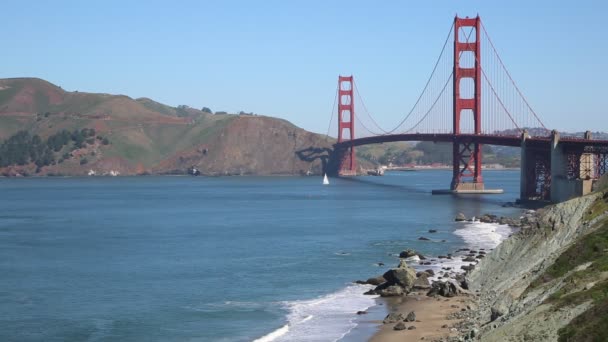 Pohled na Golden Gate Bridge z útesu — Stock video