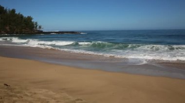 Lumahai Beach ve kayalıklarla