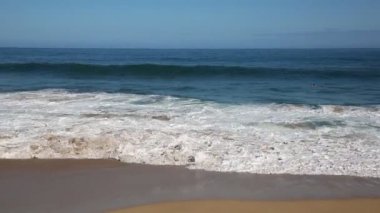 Sörfçü ve dalgalar breaking