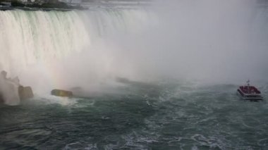 Horseshoe Falls ve gemi