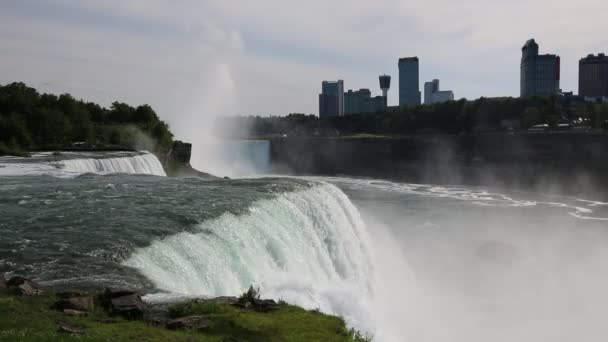 Zijaanzicht van American Niagara Falls — Stockvideo