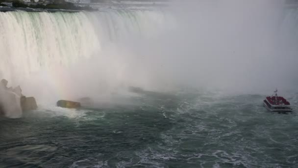 Horseshoe Falls en schip — Stockvideo