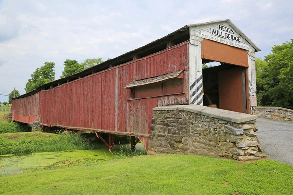 Side view of covered Herrs Mill bridge — Stok fotoğraf