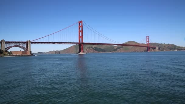 Golden Gate Bridge over blue water — Stock Video